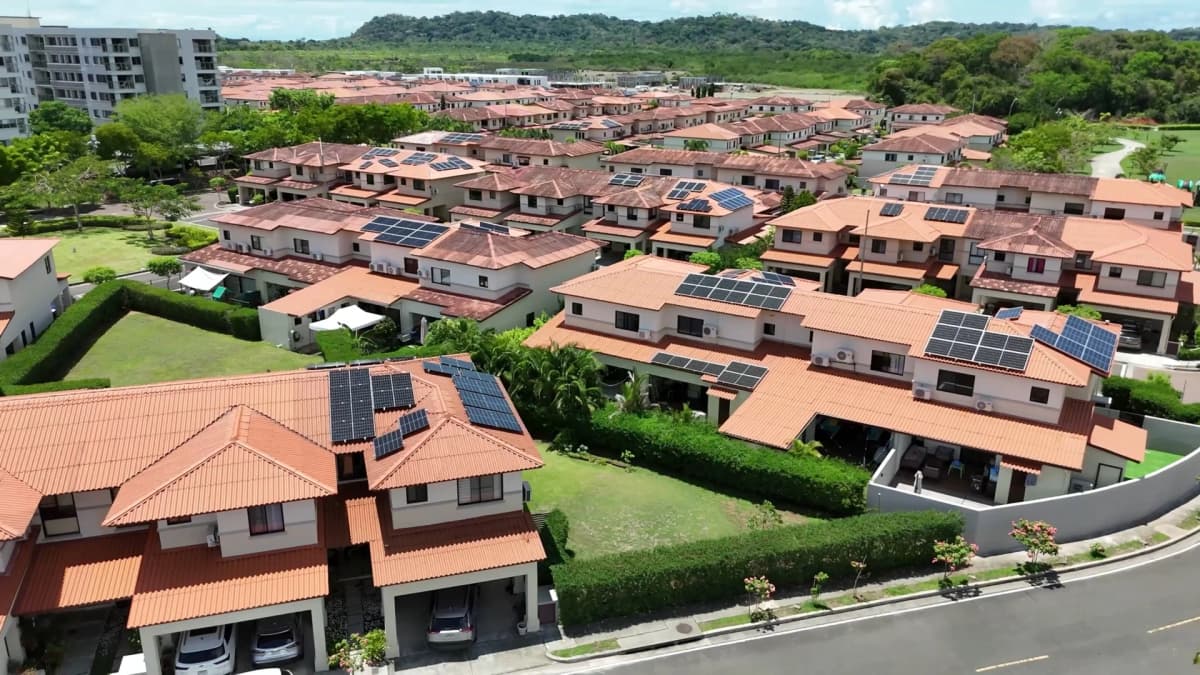 Equipo instalando paneles solares en Panamá