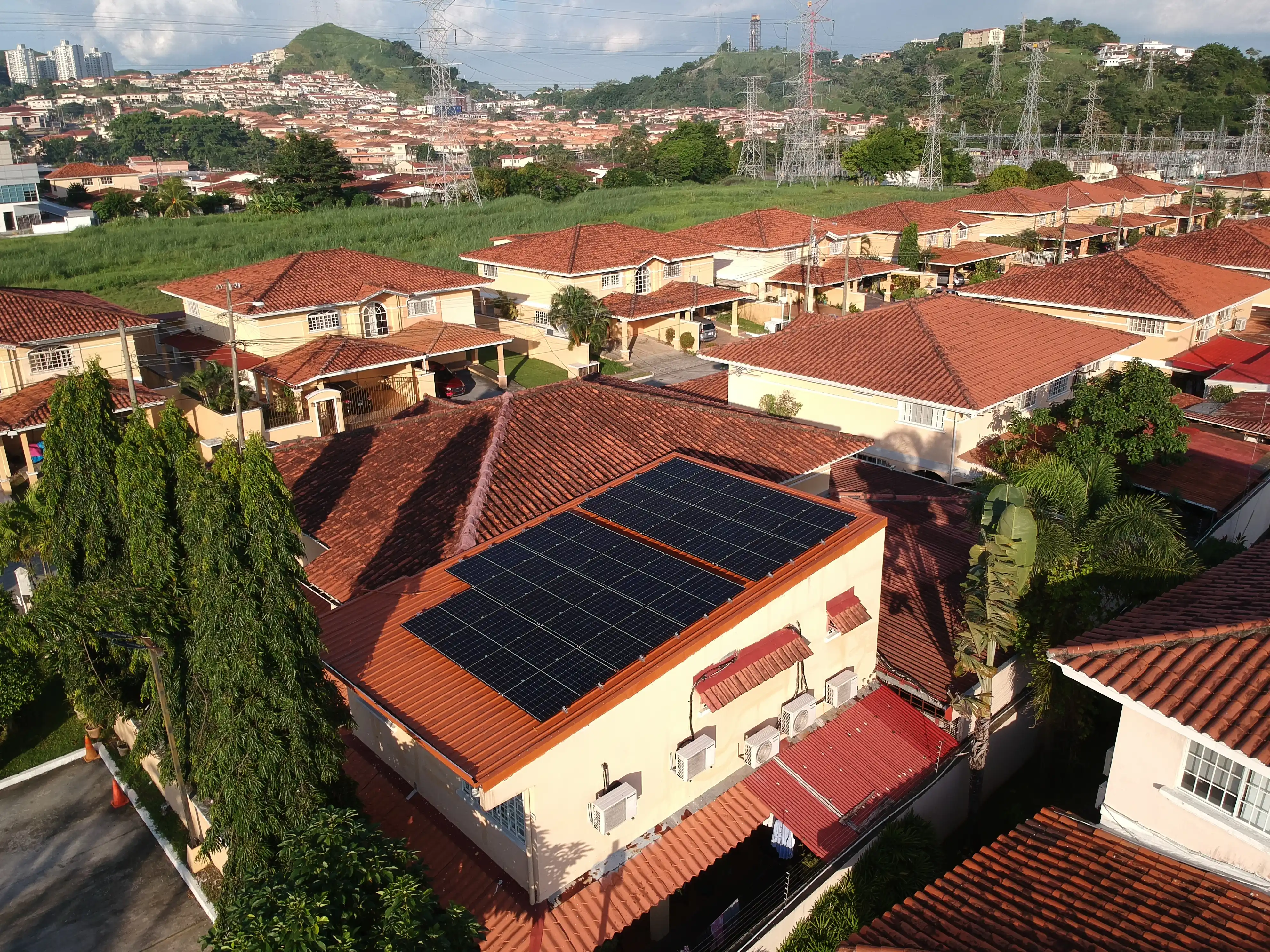 Residencial El Country, Ancón | Instalación de Paneles Solares